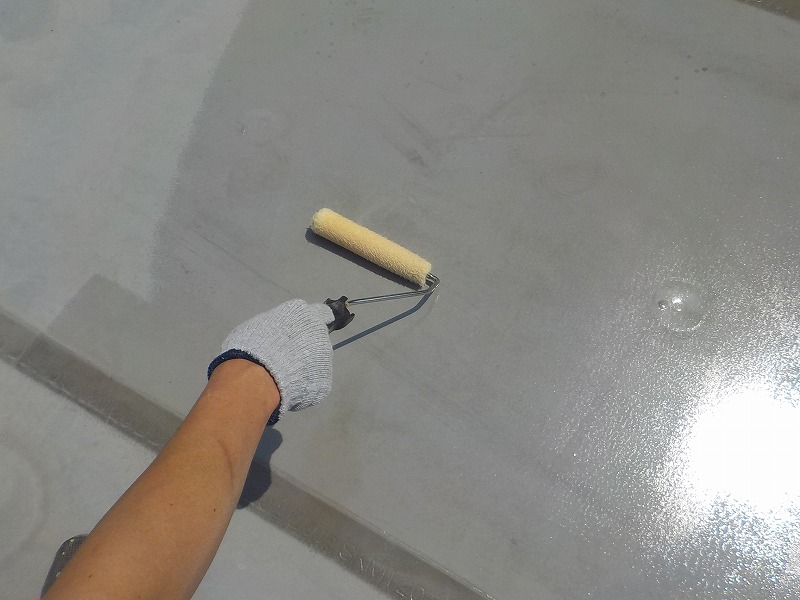 屋上防水塗装 大同塗料「水系ソフトプライマー」ローラー下塗り 施工中