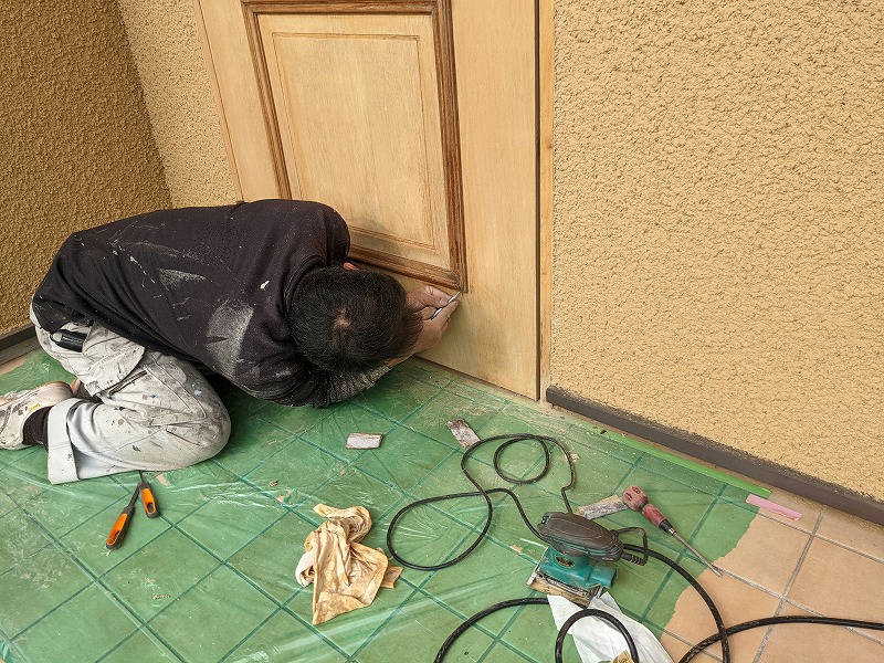 玄関ドア塗装前 ケレン作業