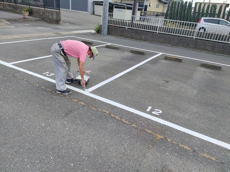 駐車場ライン塗装 施工中