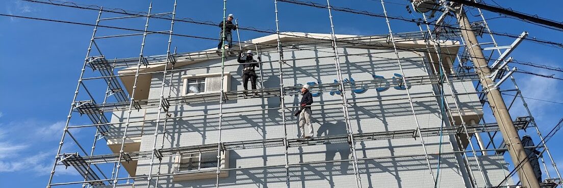塗装工事仕事　外壁塗装　足場工事よくあるトラブル3.足場材で庭や植栽を傷付けてしまう　イメージ