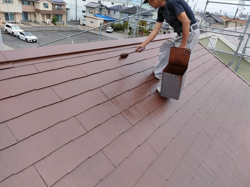 一宮市 賃貸アパート カラーベスト屋根塗装 「ハイパーユメロックルーフ」上塗り 施工中
