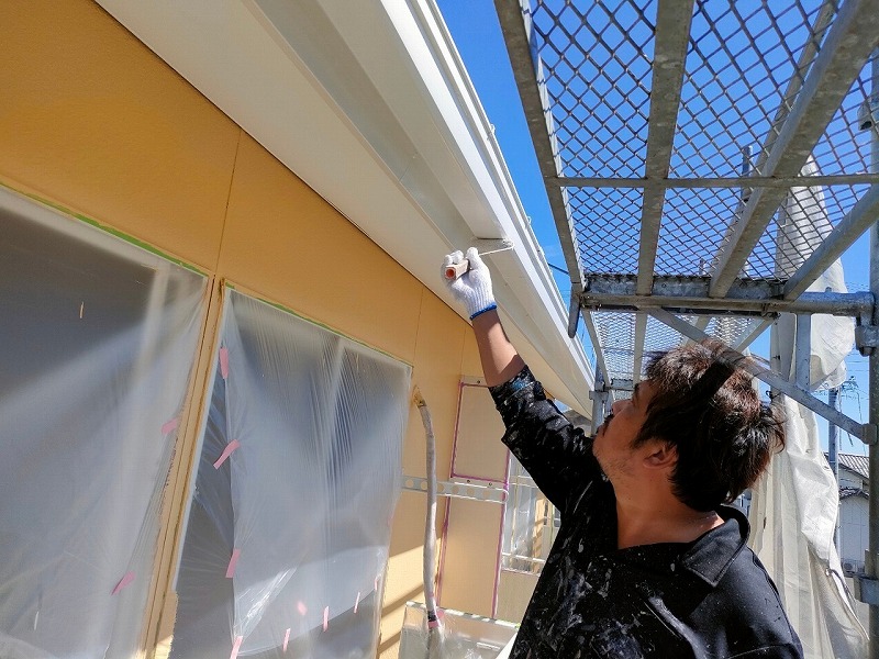 一宮市 賃貸アパート 軒天塗装 ロックペイント「エバーロックネクスト」ローラー上塗り 施工中