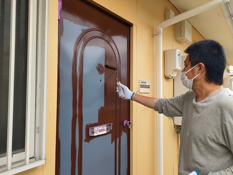 玄関ドア塗装 「アイピー軟質塩ビコートSi」ローラー上塗り 施工中