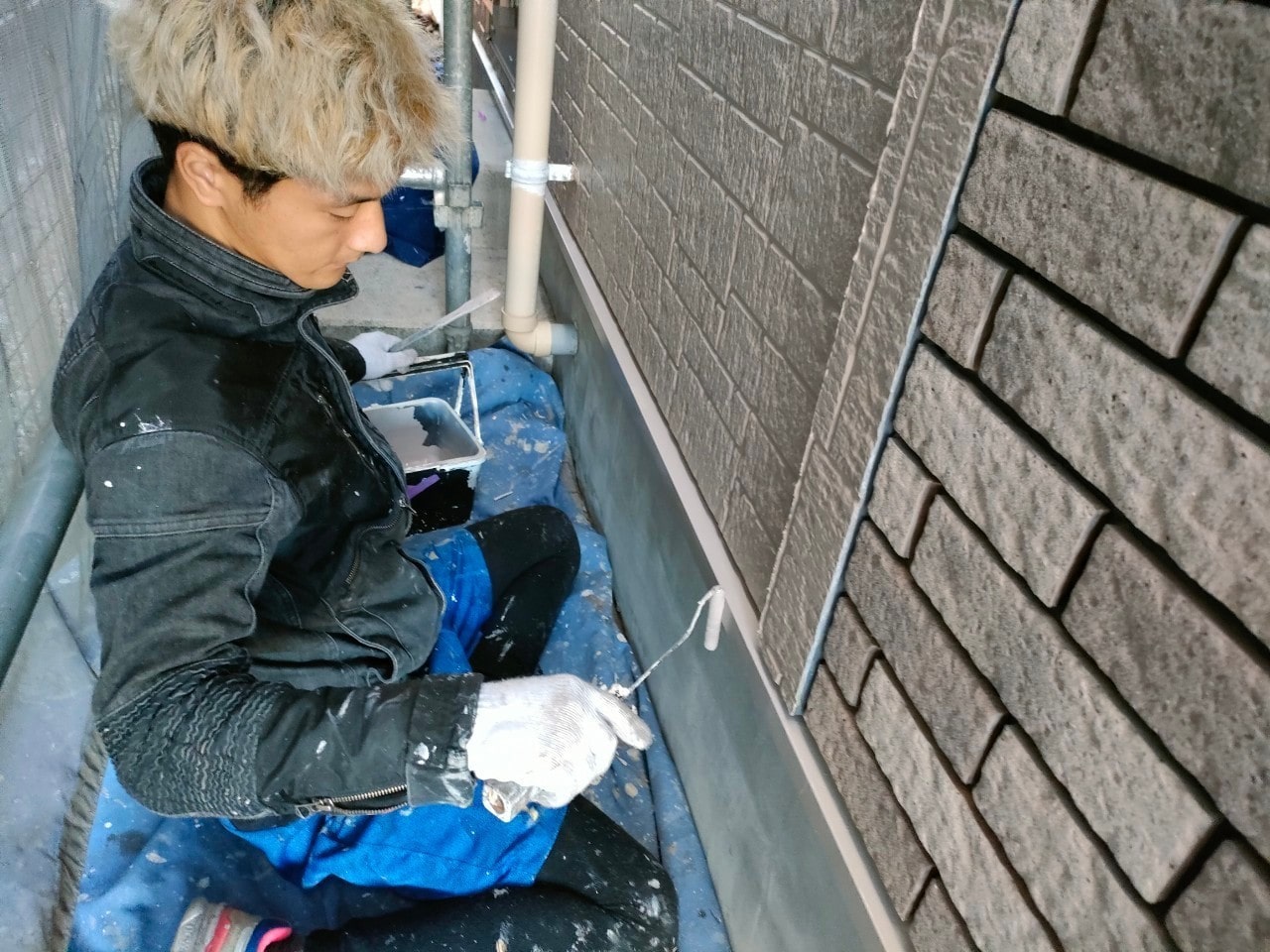 水切り板金巾木塗装　ロックペイント「ハイパーユメロック」ローラー下塗り　施工中