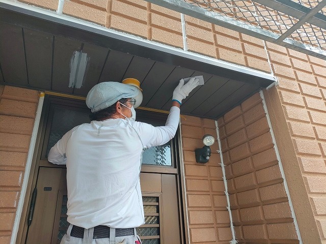 熱田区外壁 軒天(スパンドレール)塗装前 ペーパーによるケレン作業中