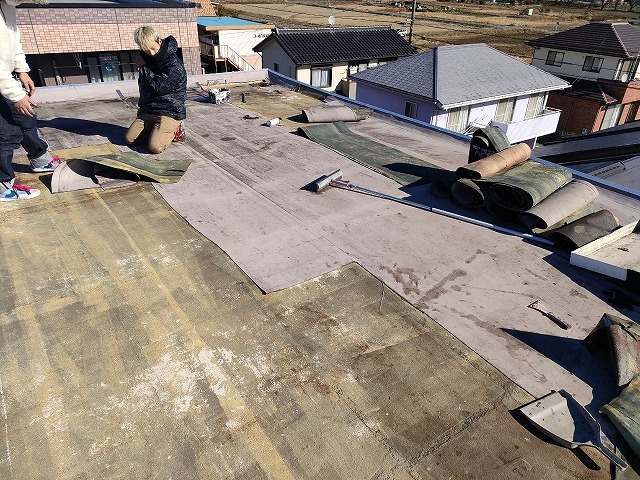 屋上防水塗装前 既存防水ゴムシート撤去作業中
