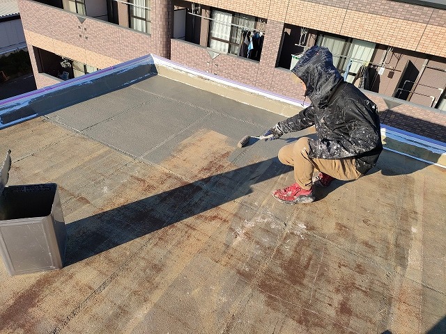 屋上防水塗装 カチオンフィラー 下地調整 ローラー下塗り 施工中