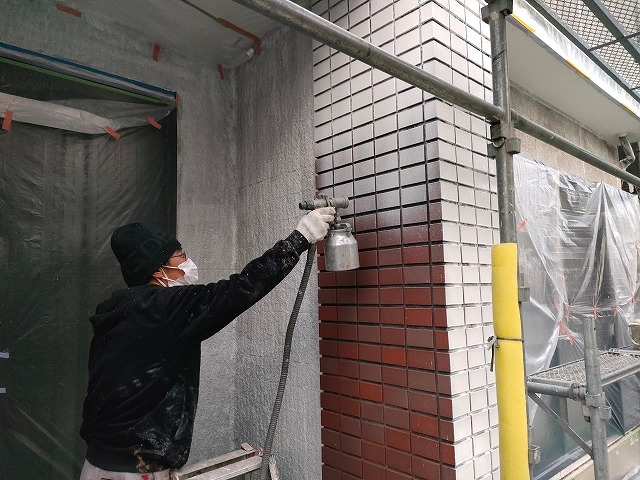 タイル外壁塗装　ロックペイント「ハイパーユメロック」上吹き　施工中