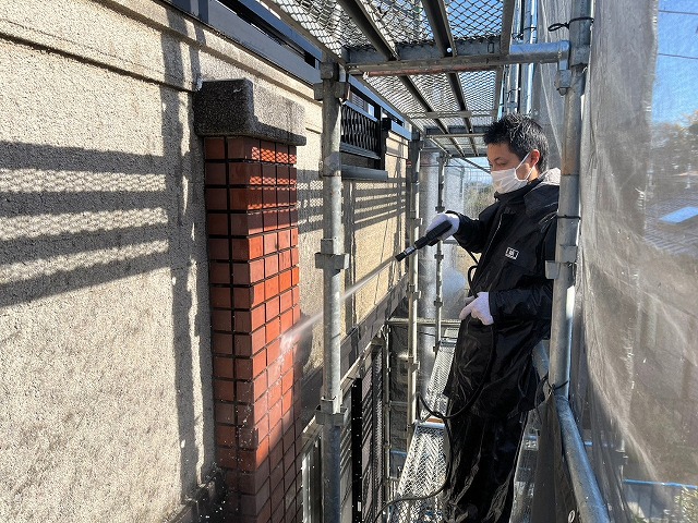 外壁塗装施工前　高圧洗浄２台12～15Mpa（1c㎡当たり120～150kgの圧力）作業中