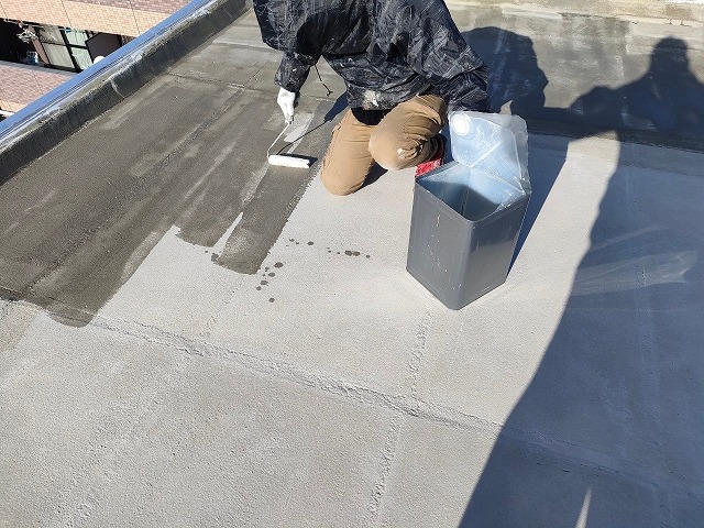 屋上防水塗装 ポリマーセメント防水材 ローラー中塗り 施工中
