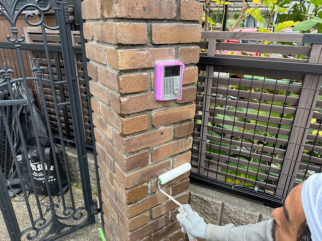 名古屋市東区外壁塗装施工例 門柱塗装 エスケー化研「タイルセラクリーン」ローラー上塗り1回目 施工中
