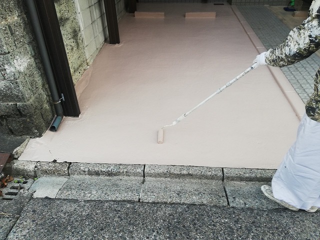名古屋市北区 賃貸マンション ガレージ床塗装 ロックペイント「ユカロック100」ローラー 上塗り2回目 施工中
