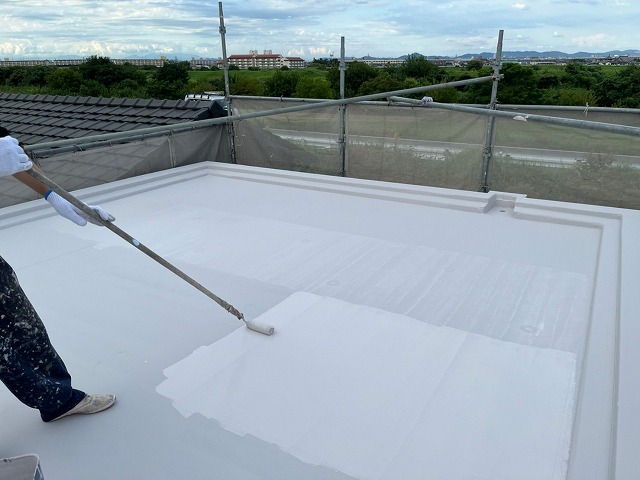 屋上防水塗装 スズカファイン「HP塩ビ用シリコントップ」上塗り 施工中