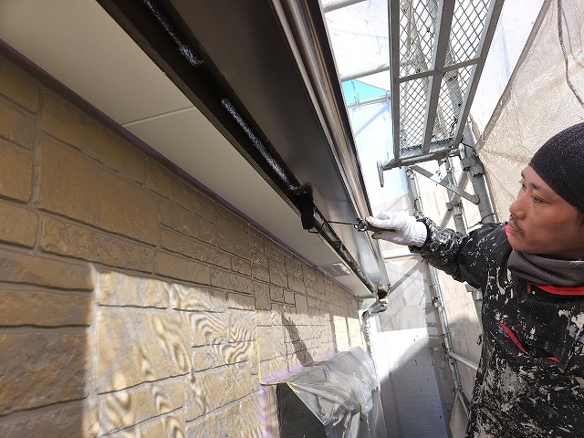 名古屋市西区 サンヨーハウジング 破風塗装上塗り 施工中