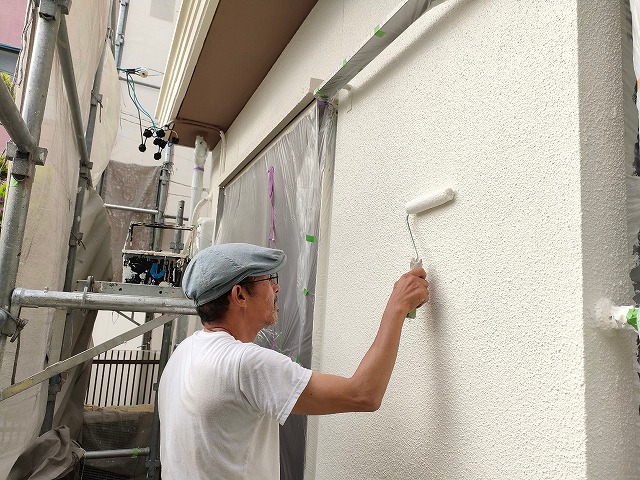 北区PCパネル外壁塗装 「水系ファインコートフッ素遮熱」ローラー上塗り 施工中