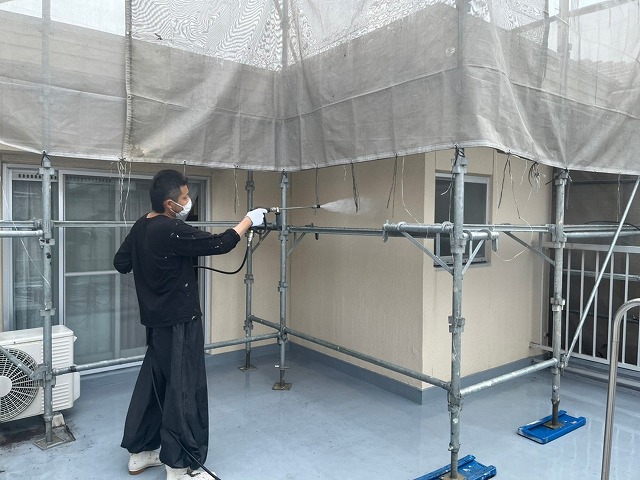 外壁塗装前 高圧洗浄2台12~15Mpa(1c㎡当たり120~150kgの圧力)作業中