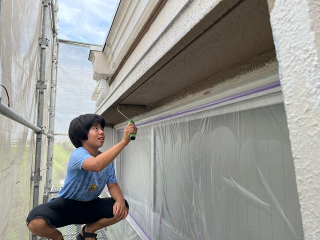 軒天塗装 「アレスダイナミックノキエ」上塗り施工中