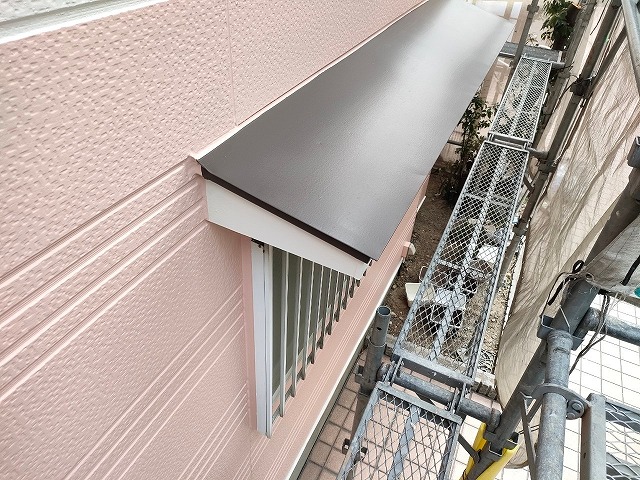 名古屋市港区　ピンク系　賃貸アパート　外壁塗装　施工例　小庇塗装完成　イメージ