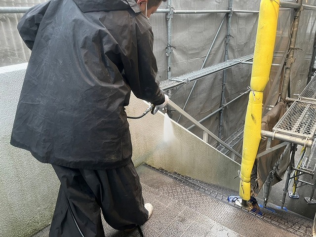 名古屋市港区　賃貸アパート外壁塗装の現場から高圧洗浄作業