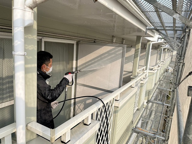 名古屋市港区　賃貸アパート外壁塗装　高圧洗浄　隔て板　イメージ