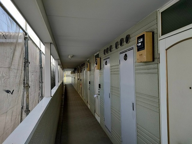 名古屋市港区 ピンク系 賃貸アパート 外壁塗装 施工例 共用廊下塗装前 イメージ
