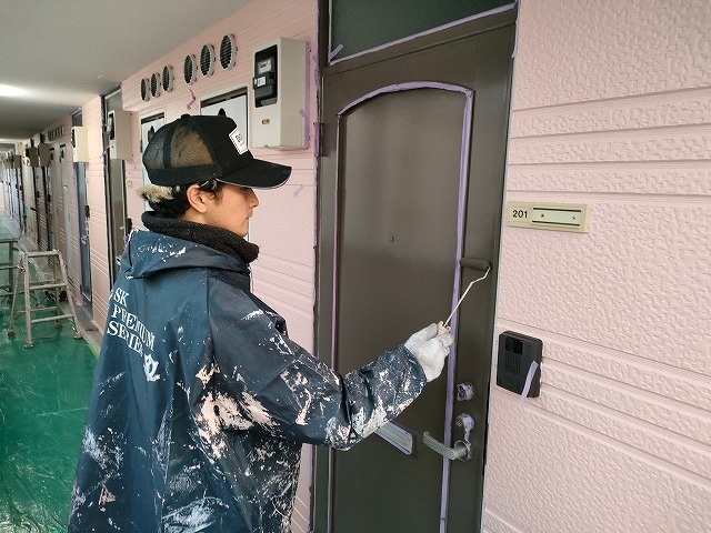 名古屋市港区 ピンク系 賃貸アパート 外壁塗装 施工例 玄関ドア塗装上塗り イメージ