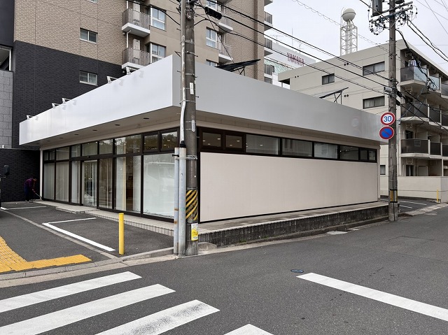 四日市市　店舗　ホワイト系　外壁塗装　施工例の写真