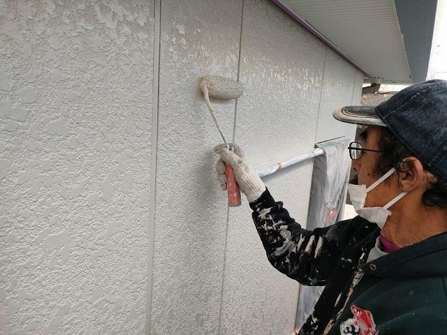名古屋市緑区　防火サイディング塗装上塗りには、菊水化学工業「キクスイロイヤルシリコン遮熱」３分艶を使用　イメージ