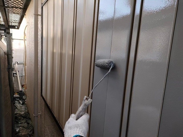 名古屋市緑区　アコーディオン雨戸の下塗りにも、錆止めを使用してから上塗りを行いました　イメージ