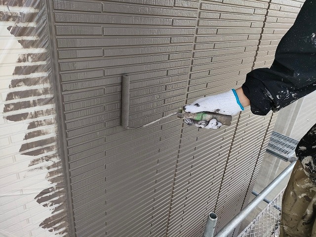 桑名市 シンプルモダン住宅 ダブルトーン外壁塗装 上塗り 施工中 イメージ