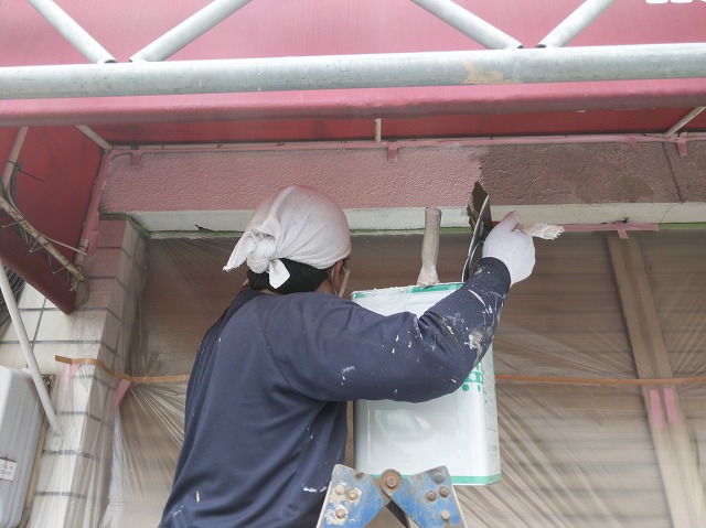 名古屋市中川区 店舗「くれえぷリン」様 外壁塗装 施工例 外壁塗装下塗り 施工中