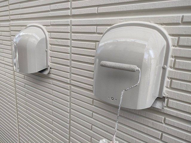 桑名市 シンプルモダン住宅 ダブルトーン外壁塗装 施工例 換気口塗装 施工中 イメージ