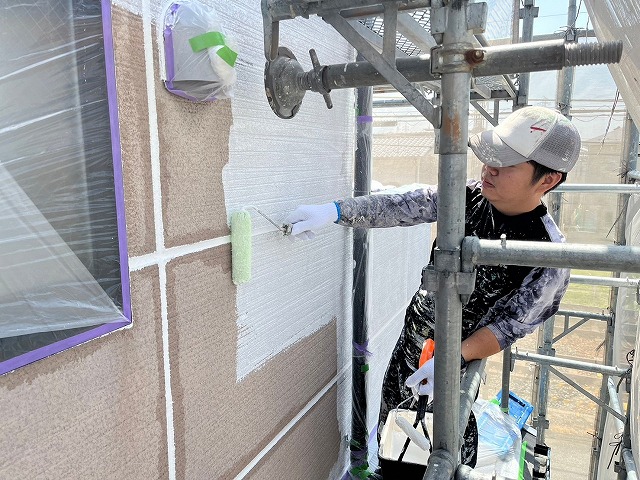 守山区　シンプルモダン住宅　パワーボード吹付けリシン外壁塗装　施工例　下塗り　イメージ