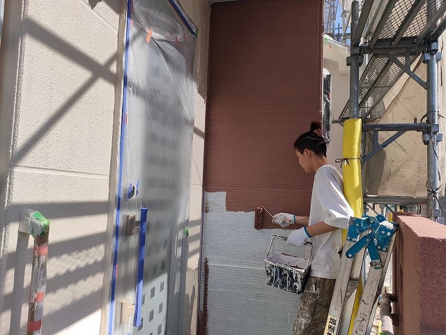 守山区　シンプルモダン住宅　パワーボード吹付リシン外壁塗装　施工例　上塗り１回目　イメージ