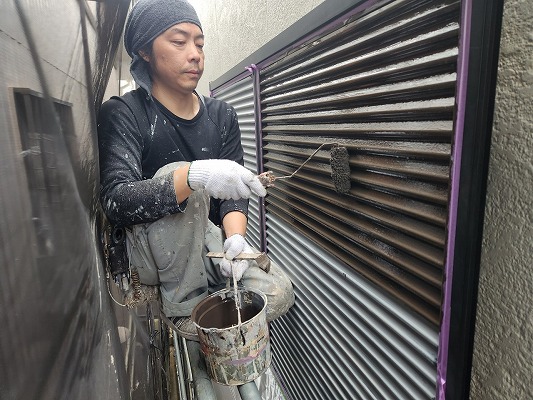 名古屋市北区　洋風住宅　ダブルトーン外壁塗装　施工例　雨戸上塗り　イメージ