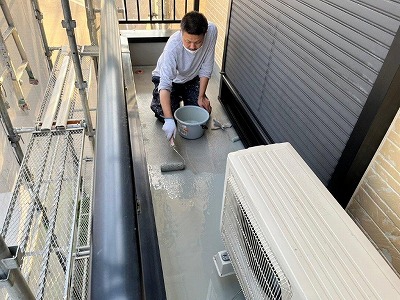 名古屋市南区 和モダン住宅 ベランダFRP防水塗装 ウレタン主剤塗装中 イメージ