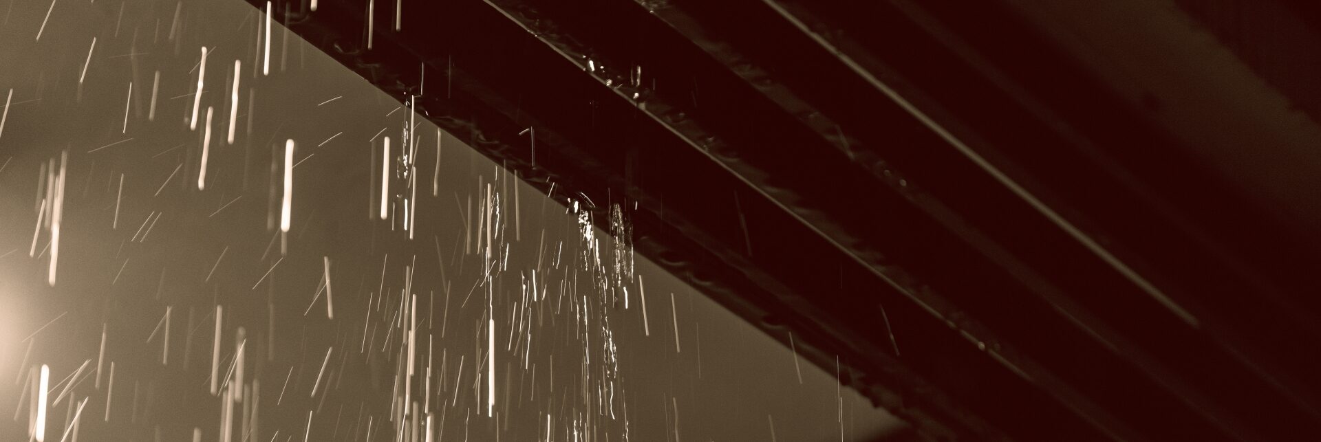 外壁塗装の剥がれが原因で雨漏りが起きてしまう　イメージ