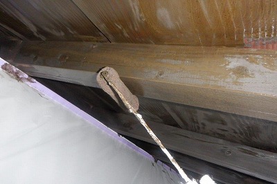 北名古屋市 白×黒系 和風住宅 外壁塗装 施工例 木製軒天塗装 上塗り2回目 イメージ