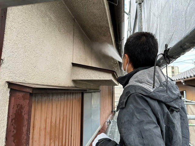 名古屋市天白区　和風モダン住宅　外壁塗装　施工例　高圧洗浄作業中　イメージ