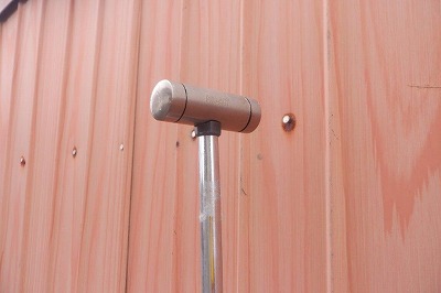北名古屋市 白×黒系 和風住宅 外壁塗装 施工例 トタン外壁 釘頭打ち込み作業 イメージ