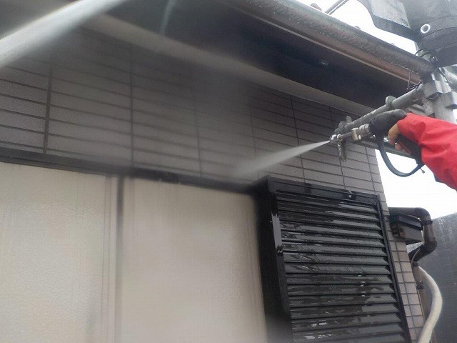 名古屋市西区 和モダン住宅 外壁塗装 施工例 高圧洗浄作業イメージ