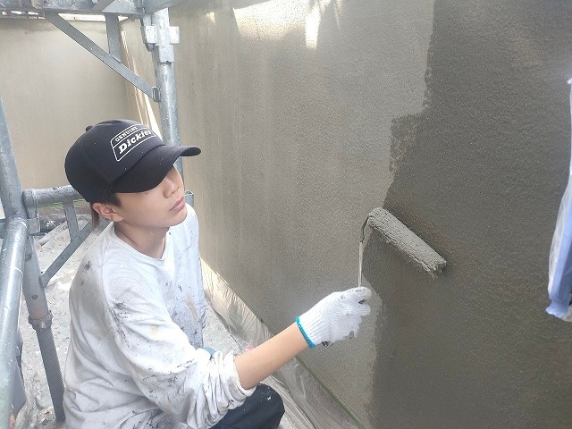 中村区　洋風モダン住宅　外壁塗装　上塗り　施工中　イメージ