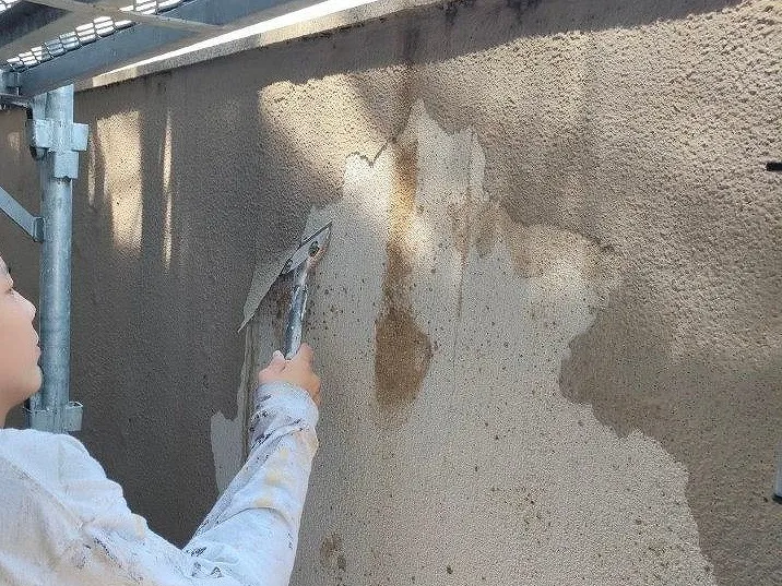 確実に外壁の塗り斑を無くすには、既存の塗膜を全面ケレン・撤去してから再塗装しましょう　イメージ