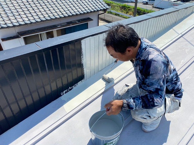 名古屋市西区 トタン瓦棒屋根塗装 施工例 下塗り作業 イメージ