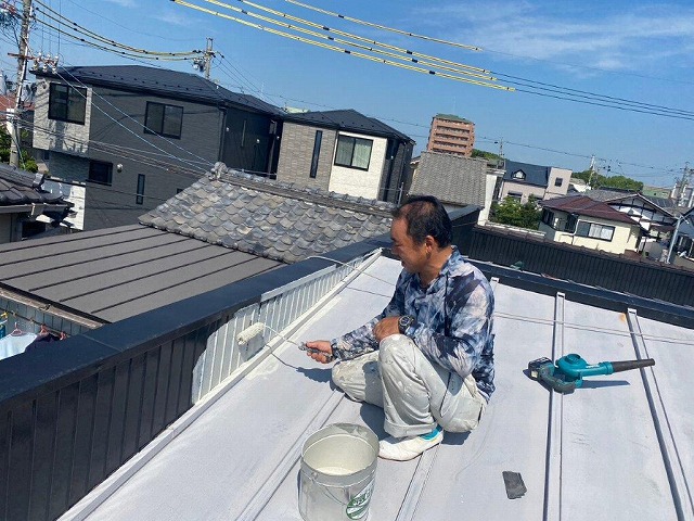 名古屋市西区 トタン瓦棒屋根塗装 施工例 下塗り作業 イメージ