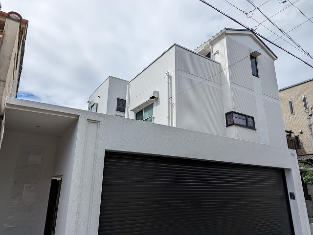 名古屋市北区　３階建　モダン住宅　外壁塗装　施工例の写真