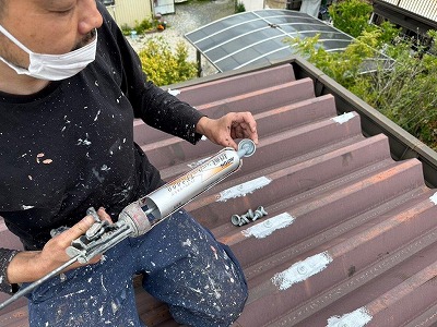 四日市市 折半屋根塗装 施工例 屋根ボルト ボルトキャップ設置1 イメージ