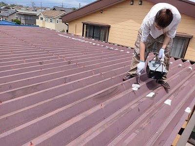 四日市市 折半屋根塗装 施工例 屋根ボルト 錆止め塗布 イメージ
