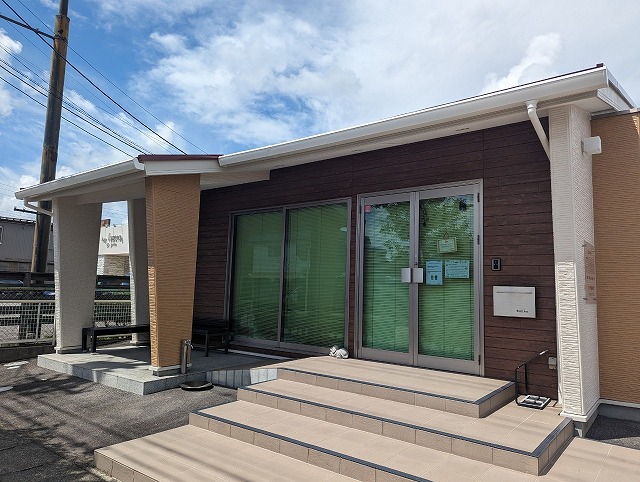 西尾市　えそら動物病院　屋根、外壁塗装　施工例　正面玄関外壁塗装　完成　イメージ