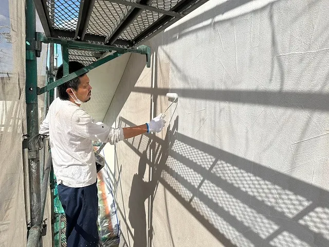 名古屋市千種区 おしゃれな洋風住宅 外壁塗装 施工例 外壁下塗り作業 イメージ